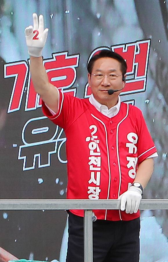 지난 1일 제물포구 차량 유세에서 유정복 국민의힘 인천시장 후보가 시민들에게 지지를 호소하고 있다. 유정복 캠프 제공