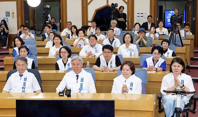 조국혁신당 서왕진 상임선거대책위원장을 비롯한 참석자들이 3일 국회 의원회관에 마련된 제9회 전국동시지방선거·국회의원 재·보궐선거 개표상황실에서 출구조사 결과를 지켜보고 있다. 연합뉴스