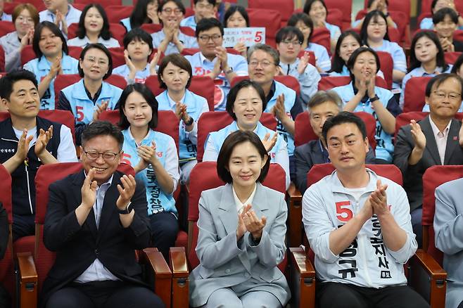 진보당 상임대표이자 경기 평택을 국회의원 재선거 후보인 김재연 대표와 홍성규 경기도지사 후보 등이 3일 국회 의원회관에 마련된 개표상황실에서 6·3 지방선거 및 국회의원 재·보궐선거 출구조사 결과 발표를 지켜보고 있다. 연합뉴스