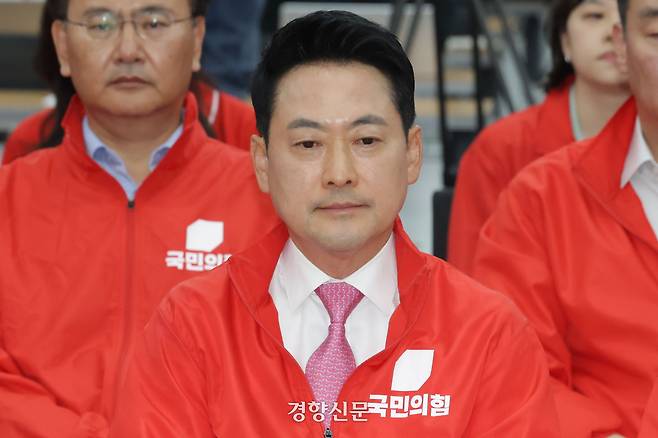 장동혁 국민의힘 대표가 3일 서울 여의도 당사에 마련된 국민의힘 개표 상황실에서 제9회 전국동시지방선거 및 6·3 국회의원 재보궐선거 방송사 출구조사 결과를 보고 있다. 한수빈 기자