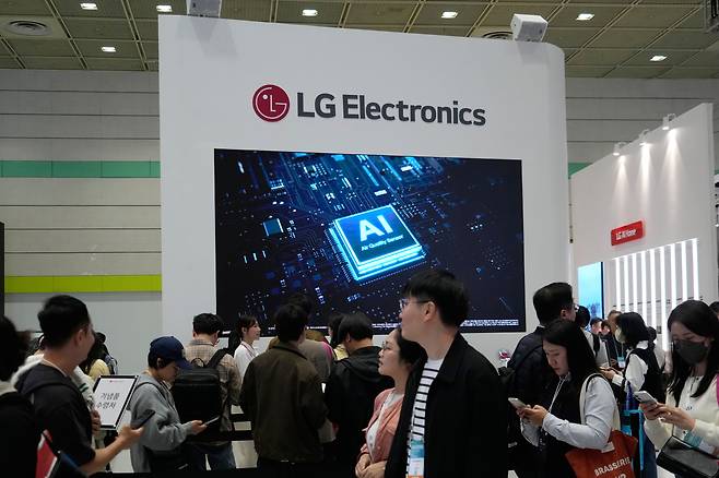 LG Electronics' logo is seen during the World IT Show in Seoul on April 22. [AP/YONHAP]