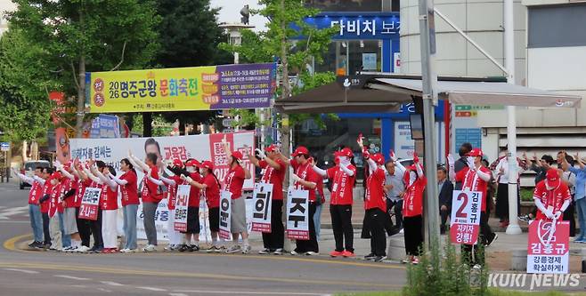 국민의힘 김홍규 강릉시장 후보는 2일 오후 5시 30분 옥천동 홈플러스 오거리 회전교차로에서 국민의힘 소속 강릉지역 시·도의원 후보, 선거운동원·지지자·시민 등 이 참여한 가운데 ‘거리인사’로 지지를 호소하며 공식 선거운동의 유세를 마무리하고 있다. 전인수 기자