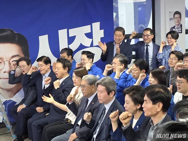 서울 중구에 위치한 정원오 더불어민주당 서울시장 후보 선거캠프 관계자와 민주당 의원들이 3일 오후 정 후보가 앞선다는 출구조사 결과에 환호하고 있다. 김미경 기자