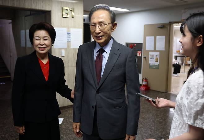 이명박 전 대통령과 부인 김윤옥 여사가 제9회 전국동시지방선거일인 3일 서울 국민연금공단서울남부지역본부에 마련된 논현1동 제3투표소에서 투표를 마친 후 이동하고 있다. 연합뉴스