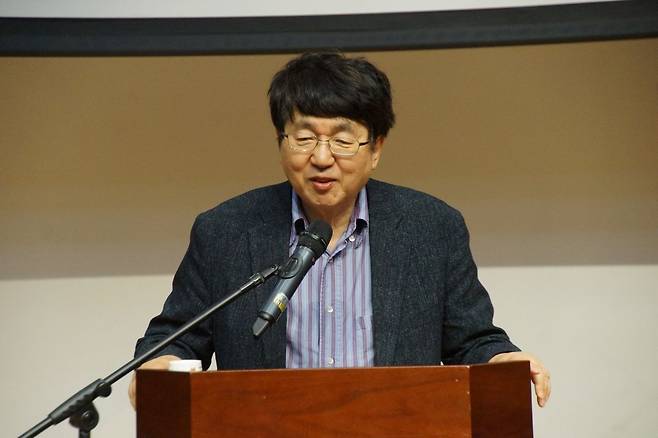 장순흥 부산외대 총장이 2일 채플시간에 인사말을 하고 있다. 장 총장은 “인공지능이 인간의 영역을 대신하는 시대일수록 학생들은 절대자 앞에서 자신의 가치를 발견해야 한다”고 말했다.