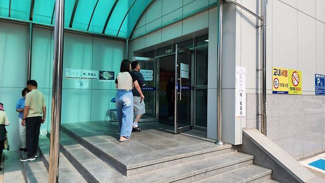 3일 오전 전북 전주시 서전주중학교에 마련된 효자3동 제2투표소에서 유권자들이 투표를 위해 입장하고 있다. 최창환 기자