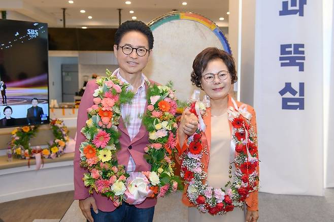 이철우 경북지사 후보가 3일 오후 당선이 확실해지자 선거사무실에서 부인 김재덕 여사와 감사 인사를 하고 있다.       이 후보 선거사무소 제공