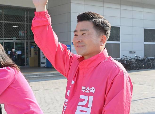 무소속 김현태 인천 계양을 국회의원 재보궐선거 후보가 계양역 앞에서 선거 유세를 하고 있다. 김현태 캠프 제공