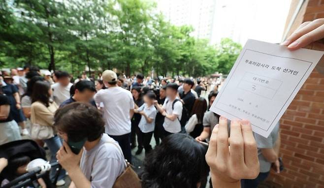 6·3 지방선거 본투표일인 3일 오후 서울 송파구 잠실 2동 제6투표소에서 투표용지 부족으로 투표하러 온 주민들이 대기하고 있다. 연합뉴스