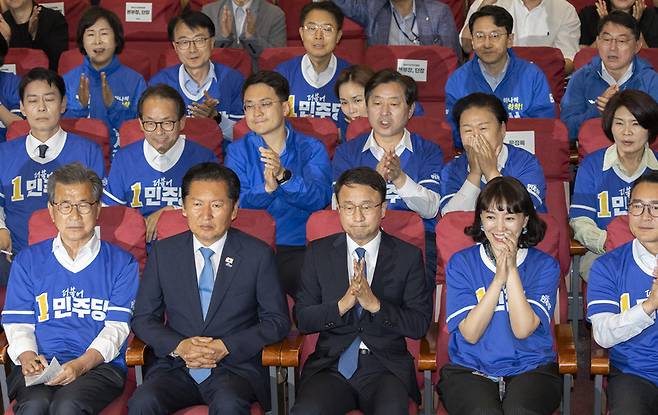 민주당 의원과 관계자들이 3일 국회 의원회관에 마련한 제9회 전국동시지방선거·국회의원 재보궐선거 개표상황실에서 출구조사 결과를 지켜보고 있다. / 사진=연합뉴스