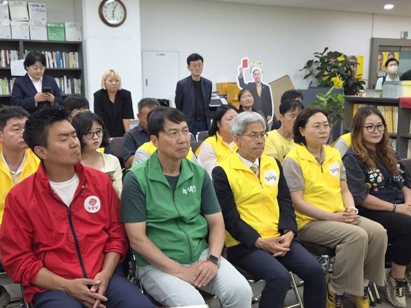 ▲ 3일 오후 서울 구로구 정의당사에 마련한 '신호등연대(정의당, 노동당, 녹색당)' 공동 개표 상황실 모습. 사진=장슬기 기자