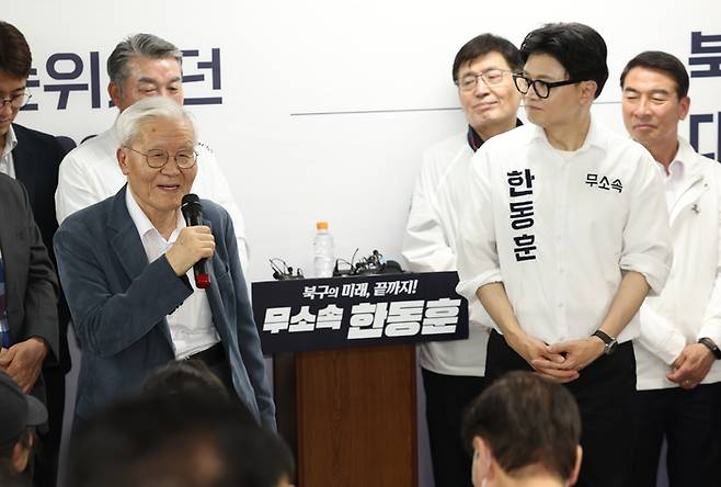 한동훈 무소속 6·3 국회의원 부산 북갑 보궐선거 후보가 10일 부산 북구 선거 캠프에서 열린 개소식에서 조갑제 조갑제닷컴 대표의 발언을 듣고 있다. [뉴시스]