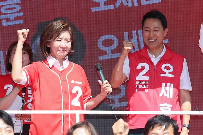오세훈 국민의힘 서울시장 후보(오른쪽)가 지난달 22일 서울 동작구 남성사계시장에서 나경원 의원(왼쪽)과 함께 유세를 하고 있다. [연합뉴스]
