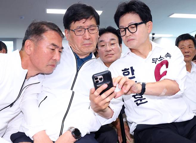 무소속 한동훈 부산 북갑 국회의원 보궐선거 후보가 3일 부산 북구 선거사무소에서 캠프 관계자와 출구조사를 결과를 확인하고 있다. [연합뉴스]
