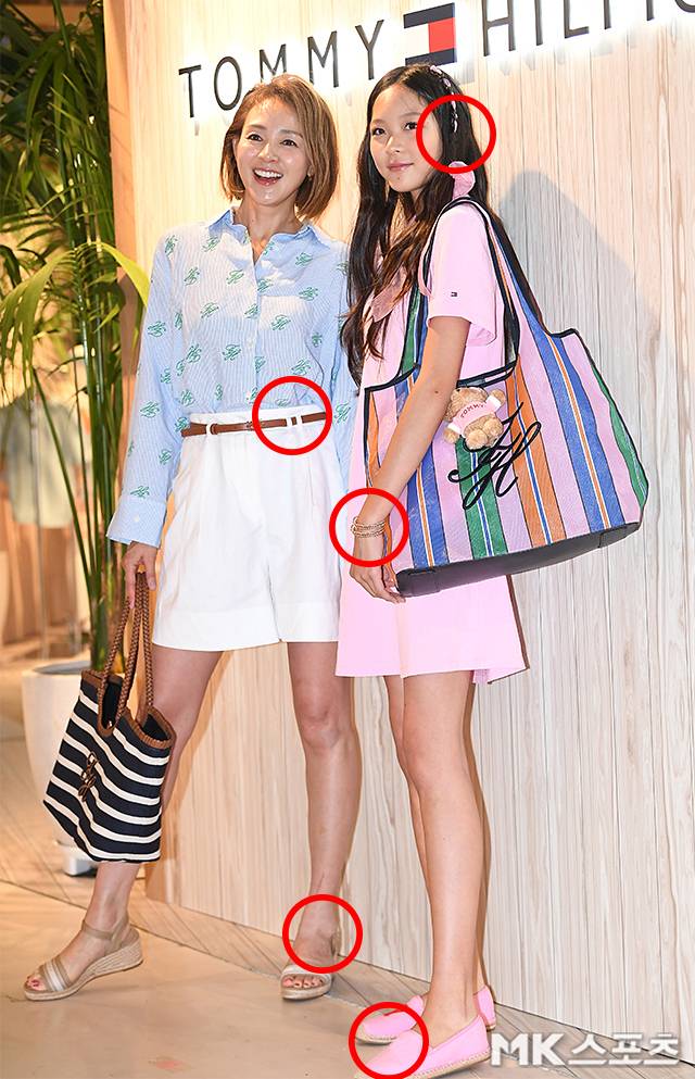 Model Shiho Yano and her daughter Chu Sarang stole the show with their superior mother-daughter visual.Yano Shiho and Chu Sarang posed for photos at a fashion brands pop-up event at Lotte World Mall in Songpa-gu, Seoul on the afternoon of May 29th.On this day, Yano Shiho appeared in a cool style with a striped shirt and white pants, while Chu Sarang showed a more mature look in a pink dress.They accessorized with eco-bags to create a summer vibe.What caught our attention was Chu Sarangs more mature look, which could be mistaken for her mother, Yano Shiho, and her sister.Find five different parts of the two-shot of Yano Shiho and his daughter Chusarang.Reveal the correct answer.Second, Chu-sarang and her shoes.Third, the bracelet.Fourth, Shiho Yanos belt loop.Fifth, sandals.