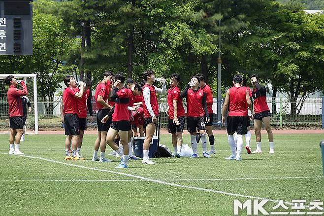 부천 FC 선수들이 훈련 중 잠시 수분을 보충하고 있다. 사진=이근승 기자