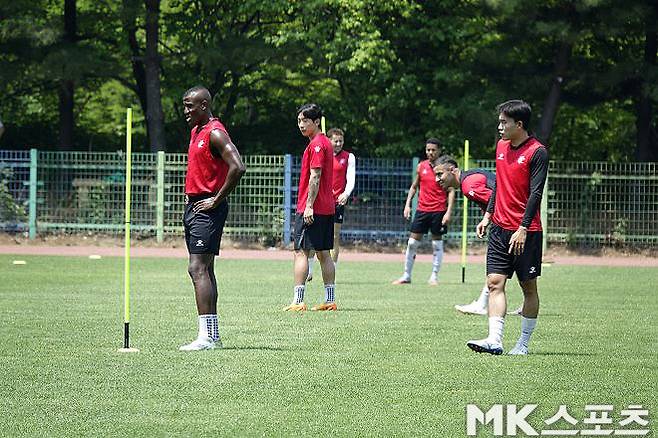 훈련 중인 부천 FC 선수들. 사진=이근승 기자
