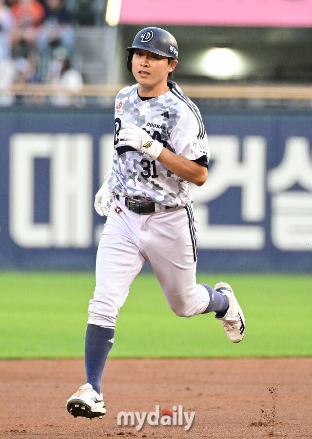 2026년 6월 2일 오후 서울 잠실구장에서 열린 '2026 신한 SOL KBO리그' 한화 이글스와 두산 베어스의 경기. 두산 정수빈이 3회말 2사 후 솔로 홈런을 친 뒤 그라운드를 돌고 있다./잠실 = 유진형 기자