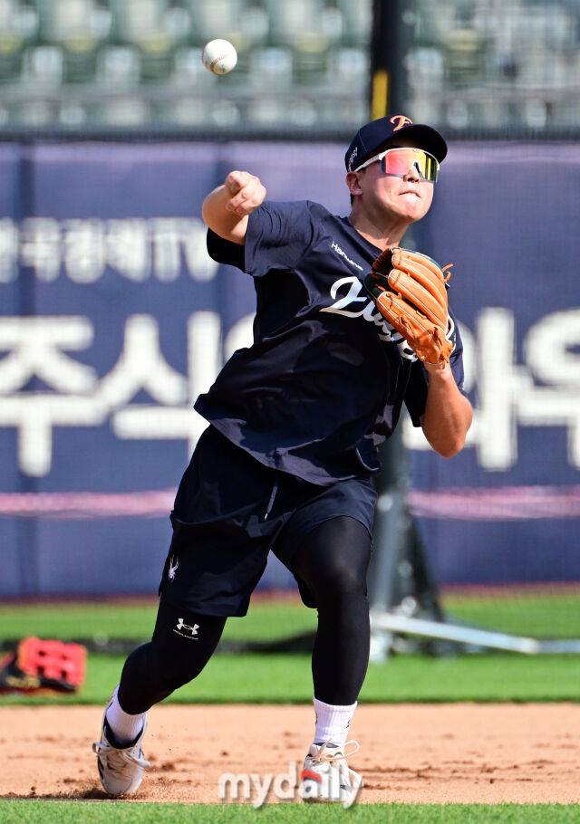 한화 정은원이 등번호가 없는 훈련복을 입고 수비 훈련을 하고 있다 / 잠실 = 유진형 기자 zolong@mydaily.co.kr