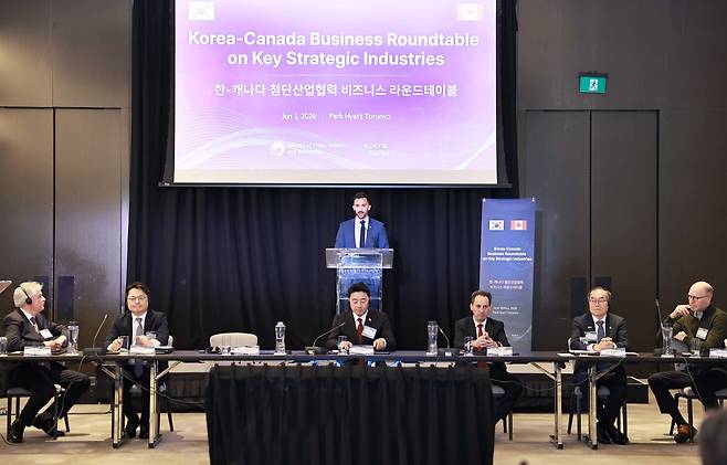 문신학(앞줄 오른쪽 두번째) 산업통상부 차관이 지난 1일(현지시간) 캐나다 토론토에서 열린‘한-캐나다 첨단산업협력 비즈니스 라운드테이블’에 참석하고 있다. [산업통상부 제공]