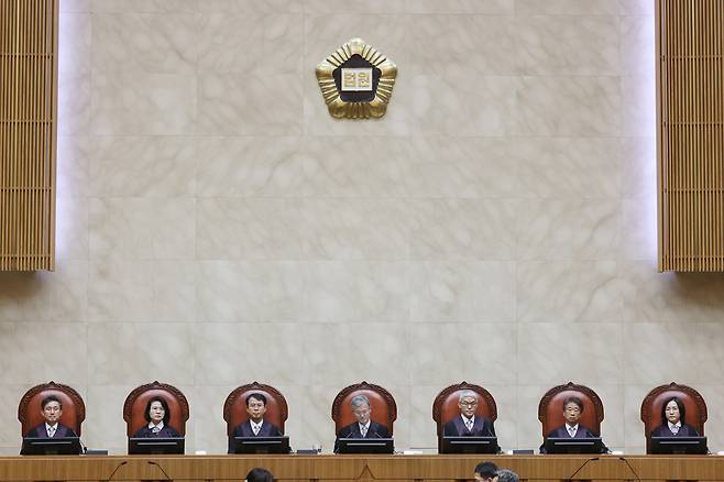 조희대 대법원장과 대법관들이 지난달 21일 서울 서초구 대법원에서 전국금속노동조합(금속노조) 현대중공업지부 사내하청지회가 HD현대중공업을 상대로 낸 단체교섭 청구 소송 상고심 선고 등을 위해 입장해 있다. [연합]