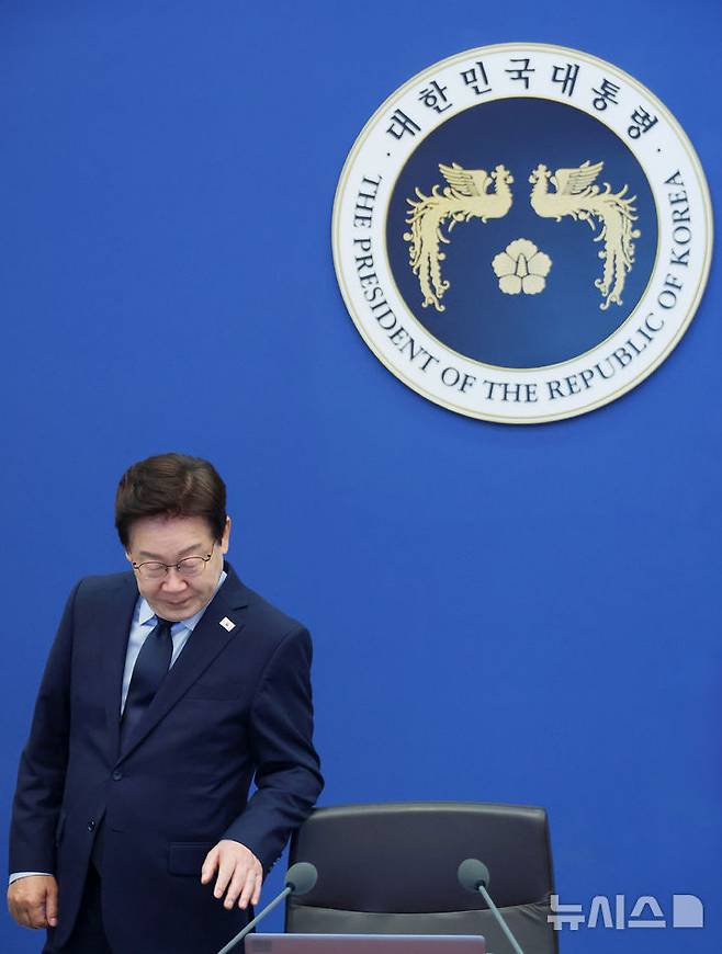 [서울=뉴시스] 고범준 기자 = 사진은 이재명 대통령이 지난달 28일 청와대에서 열린 수석보좌관회의에 입장하고 있는 모습. (청와대통신사진기자단) 2026.05.28. bjko@newsis.com