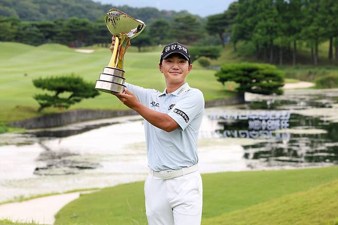 [서울=뉴시스] 옥태훈이 22일 경남 양산의 에이원CC(파71)에서 열린  제68회 한국프로골프(KPGA) 선수권대회 정상에 올라 트로피를 들어보이고 있다. (사진=KPGA 제공) 2025.06.22. *재판매 및 DB 금지