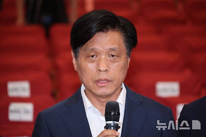 [서울=뉴시스] 김금보 기자 = 조승래 더불어민주당 중앙선대위 총괄선대본부장이 3일 오후 서울 여의도 국회 의원회관에 마련된 개표 상황실에서 국민의힘의 투표용지 부족 관련 개표 중단 요구에 대해 반대 뜻을 밝히고 있다. 2026.06.03. kgb@newsis.com