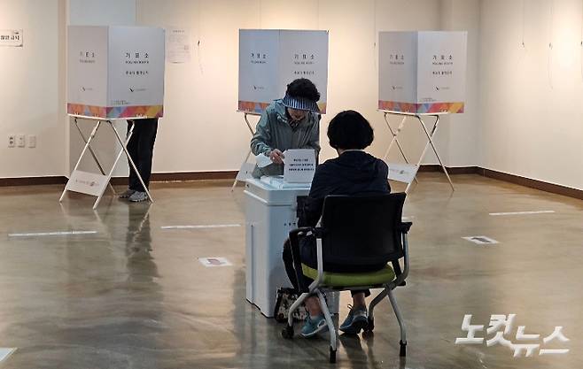 투표소에서 유권자가 소중한 한 표를 행사하고 있다. 김혜민 기자