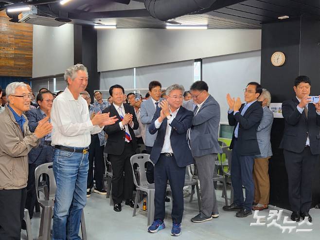 출구조사 결과에 박수치는 천호성 전북교육감 후보. 김대한 기자