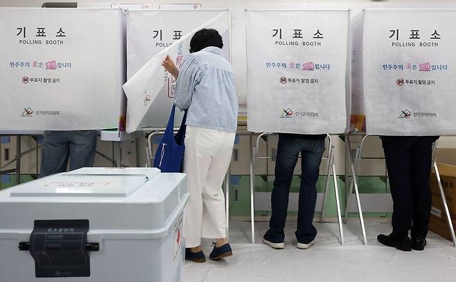제9회 전국동시지방선거일인 3일 서울 서초구 서래초등학교에 마련된 방배본동 제2투표소에서 유권자들이 투표하고 있다. 연합뉴스