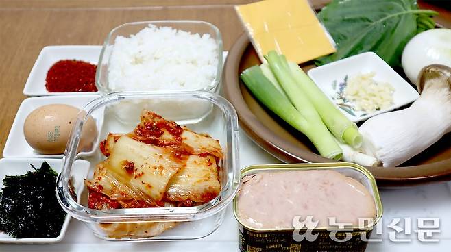 만드는 사람에 따라 맛도 달라지는 김치볶음밥. 동만을 따라 직접 김치볶음밥을 만들기 위해 냉장고 속 양파 한개와 대파, 찬밥·새송이버섯·김치·통조림햄·깻잎·달걀·슬라이스치즈·김가루·고춧가루·들기름을 꺼냈다.