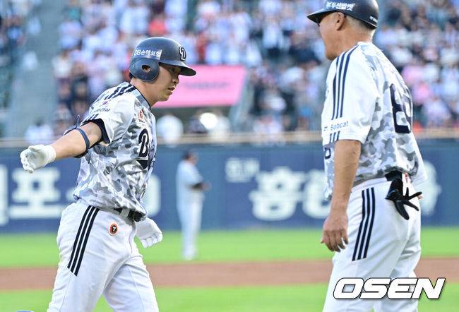 [OSEN=잠실, 최규한 기자] 2일 서울 잠실야구장에서 ‘2026 신한 SOL Bank KBO리그’ 두산 베어스와 한화 이글스의 경기가 열렸다.홈팀 두산은 웨스 벤자민, 방문팀 한화는 박준영을 선발로 내세웠다.3회말 2사 주자없는 상황 두산 정수빈이 달아나는 우월 솔로포를 날리고 그라운드를 돌며 기뻐하고 있다. 2026.06.02 / dreamer@osen.co.kr