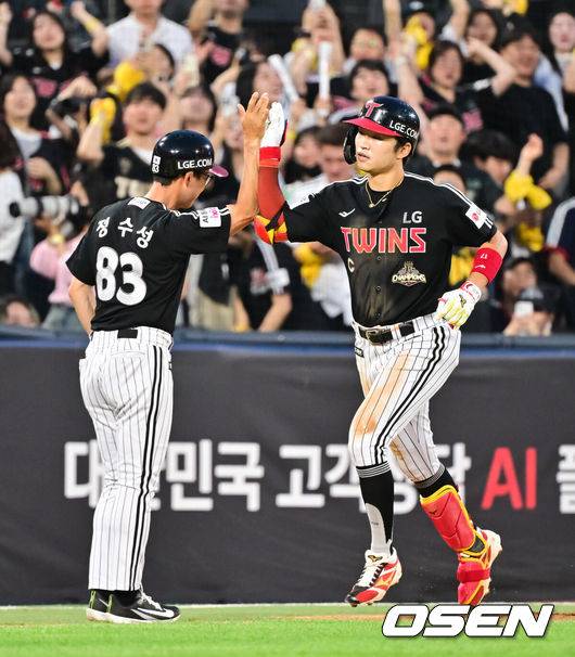 [OSEN=수원, 박준형 기자] 2일 오후 수원KT위즈파크에서  '2026 신한 SOL Bank KBO리그'&nbsp;KT 위즈와 LG 트윈스의 경기가 진행됐다.이날 KT는 한차현(0승 0패)을, LG는 임찬규(4승 1패)를 선발투수로 내세웠다. 1위 LG(33승20패)는 KT(32승1무20패)를 상대로 선두 수성을, 2위 KT는 홈에서 승리해 선두 탈환을 노린다. 5회초 LG 선두타자 박해민이 솔로홈런을 날리고 베이스를 돌고 있다.  2026.06.02 / soul1014@osen.co.kr