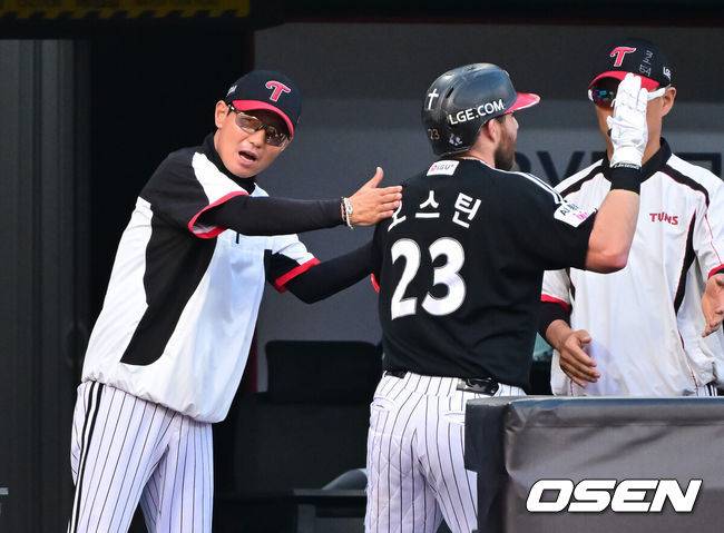 [OSEN=수원, 박준형 기자] 2일 오후 수원KT위즈파크에서  '2026 신한 SOL Bank KBO리그'&nbsp;KT 위즈와 LG 트윈스의 경기가 진행됐다.이날 KT는 한차현(0승 0패)을, LG는 임찬규(4승 1패)를 선발투수로 내세웠다. 1위 LG(33승20패)는 KT(32승1무20패)를 상대로 선두 수성을, 2위 KT는 홈에서 승리해 선두 탈환을 노린다. 3회초 2사 2루 LG 오스틴이 2점 홈런을 날리고 염경엽 감독과 하이파이브를 하고 있다. KBO 개인 통산 100홈런.  2026.06.02 / soul1014@osen.co.kr