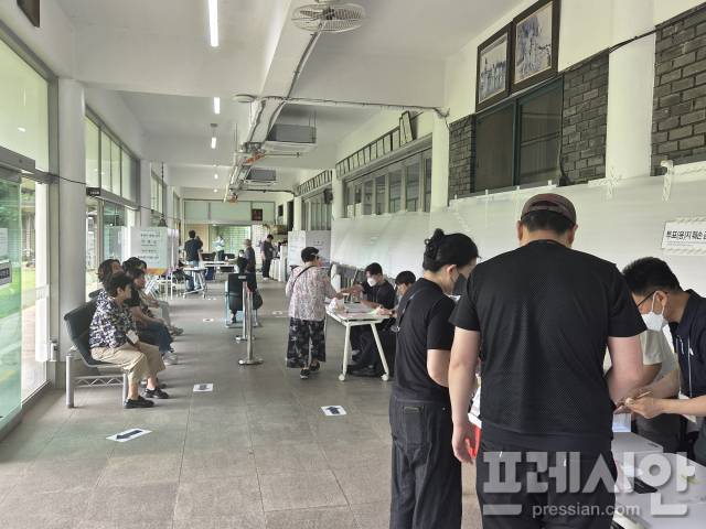 ▲3일 오전 광주 광산구 어룡동 제3투표소인 광주송무정에 유권자들이 투표하고 있다. 2026.6.3 ⓒ프레시안(강병석)