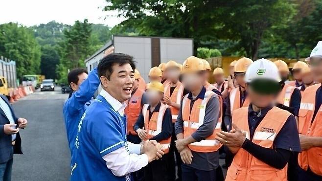 김병욱 민주당 성남시장 후보가&nbsp;2일 청소 노동자들을 만나 안전한 작업 환경 조성을 약속하고 있다. 김병욱 캠프 제공