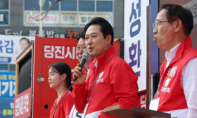 국민의힘 장동혁 대표가 2일 충남 당진시 당진중앙2로 로터리에서 지원유세를 하고 있다. 뉴시스