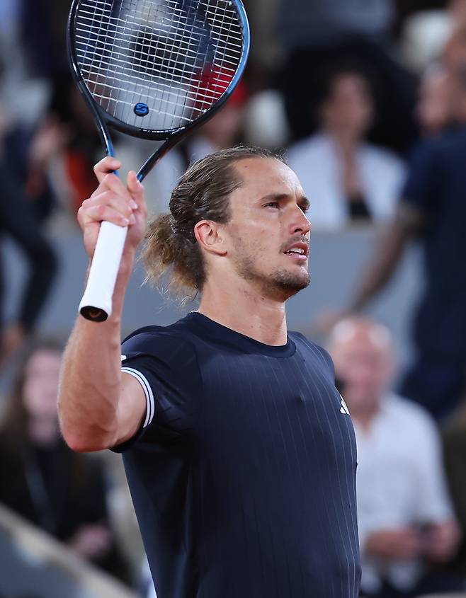 epa13011452 Alexander Zverev of Germany celebrates winning his Men's quarterfinal match against Rafael Jodar of Spain at the French Open Grand Slam tennis tournament at Roland Garros in Paris, France, 02 June 2026. EPA/CHRISTOPHE PETIT TESSON/2026-06-03 05:24:15/ <저작권자 ⓒ 1980-2026 ㈜연합뉴스. 무단 전재 재배포 금지, AI 학습 및 활용 금지>