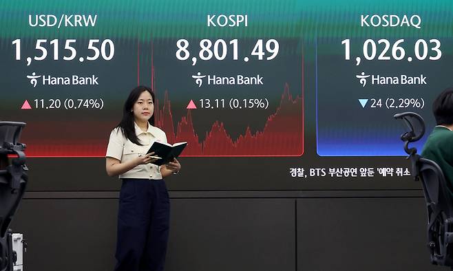 코스피가 강보합 끝에 최고치를 경신하며 8800선에서 마감한 2일 서울 중구 하나은행 본점 딜링룸에서 딜러들이 업무를 보고 있다. 뉴시스