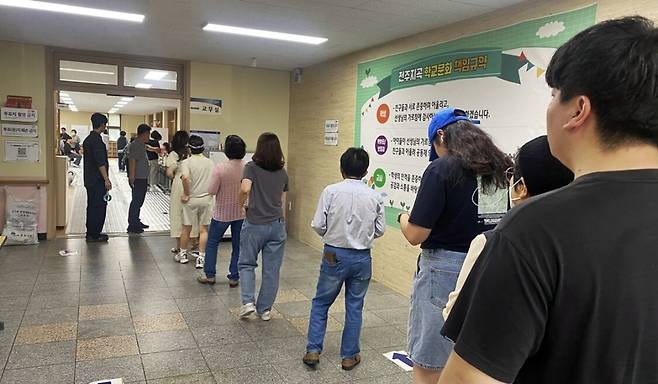 제9회 전국동시지방선거가 진행 중인 3일 오전 전북 전주시 완산구 평화동 지곡초등학교에 마련된 제9투표소로에 소중한 한 표를 행사하려는 유권자들이 줄지어 순서를 기다리고 있다. 전주=김동욱 기자