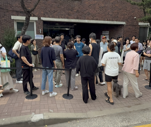 ‘투표용지 부족 사태’로 수백명의 대기자가 발생한 서울 송파구 잠실7동 제2투표소 모습.독자제공