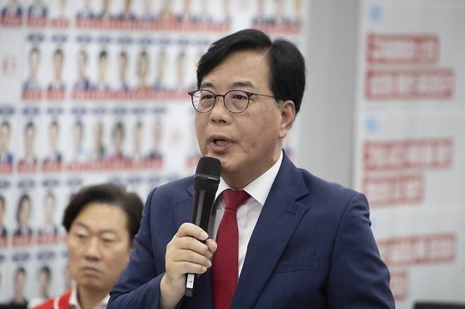 국민의힘, 투표용지 부족 사태…서울 개표 중단 촉구 - 송언석 국민의힘 원내대표가 3일 여의도 중앙당사 개표상황실에서 투표용지 부족 사태와 관련한 긴급 기자간담회를 열고 입장을 발표하고 있다. 연합뉴스