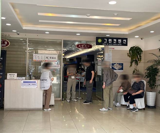 서울 도봉구 한 웨딩홀에 마련된 도봉1동 제2투표소에서 투표가 진행되고 있다. 양지혜 기자