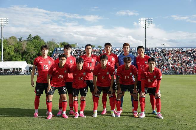 축구국가대표팀 선수들이 5월 31일(한국시간) 트리니다드토바고전 직전 그라운드에 모여 어깨동무를 하고 있다. 사진제공|대한축구협회