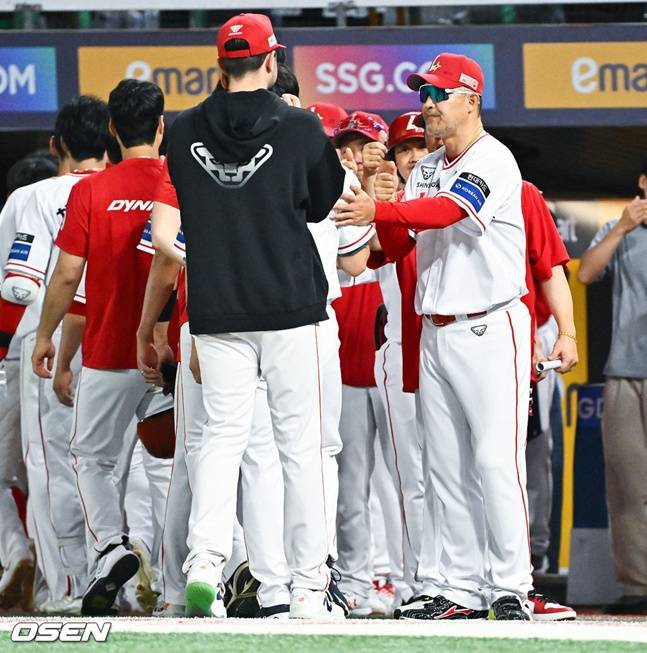 SSG 랜더스 오태곤(오른쪽)이 3일 인천 SSG랜더스필드에서 열린 2026 신한 SOL KBO리그 홈경기에서 승리한 뒤 선수들을 독려하고 있다.