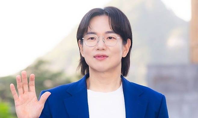 The celebritys inbox is plagued by non-stop requests for money.Recently, there have been a number of cases where celebrities social accounts have been abused by unspecified parties to solicit money. Broadcaster Jang Sung-kyu, Noh Hong-cheol, Lee Hyo-ri, and other celebrities have been victimized one after another, raising concerns about the culture of indiscriminate requests for money from celebrities.On February 2, broadcaster Jang Jang-kyu captured and released a direct message (DM) request for money received through his account. One of the most common DMs I receive is a request to borrow money, he said.The message reads, Im asking for a favor because Im struggling. Im sending this as a last resort, Im not just asking for help, Ill pay you back, I cant pay you back all at once, Ill pay you back in installments, but Ill pay you back, so please help me, and other desperate requests.Jang Sung-kyu, who has been actively communicating with his followers, did not hide his heavy feelings. He said, Im sorry for refusing each time. Please dont be hurt and I hope you can resolve your difficult situations. I apologize for not being able to help you in a practical way, he said, bowing his head.It wasnt just Jang Jang-gyus problem. For Noh Hong-chul, the scale of the damage is even more shocking. On March 7, he raised the issue while answering questions from fans on his channel.When asked, How many people contact you or come to you every day to borrow money, he replied, How many times do you eat a meal a day? He said, Those who want to borrow money like that get more than a few times the number of meals they eat every day. He also revealed that some people come to us offline, not just online.When there are a lot of people who explain their difficult situation and politely tell me why they need to borrow money, its double digits a day, and when there are few, its single digits a day, Noh said, shocking the viewers.This has been a recurring problem for years. In 2020, Lee Hyo-ri appeared on Kakao TVs original show Face ID and revealed how she ended up deleting her account.I received too many DMs asking me to borrow money, she said. When the space where she shared her daily life with her pets and communicated with the public turned into a conduit for money requests, she chose to close her account. She was forced to give up her own personal space for communication.These three examples arent unique to celebrities. The irony is that the closer you interact with your followers, the friendlier you appear, the more likely you are to be targeted. In this vicious cycle of forgettable victims and new ones, celebrities today continue to struggle with the balance between public space and privacy.