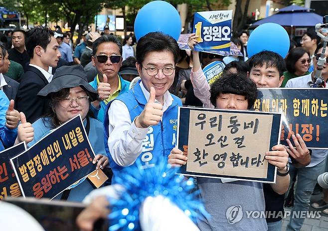 유세 마친 후 사진 찍는 정원오 후보 (서울=연합뉴스) 윤동진 기자 = 더불어민주당 정원오 서울시장 후보가 2일 서울 여의도우체국 인근에서 열린 유세를 마치고 지지자들과 사진을 찍고 있다. 2026.6.2 mon@yna.co.kr