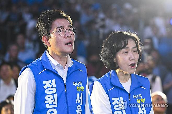 배우자 문혜정 씨와 애국가 부르는 정원오 서울시장 후보 (서울=연합뉴스) 신현우 기자 = 더불어민주당 정원오 서울시장 후보가 6·3 지방선거를 하루 앞둔 2일 서울 청계광장에서 지지를 호소하며 배우자 문혜정 씨와 애국가를 부르고 있다. 2026.6.2 [공동취재] nowwego@yna.co.kr