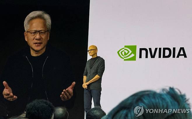 대화하는 사티아 나델라 MS CEO와 젠슨 황 엔비디아 CEO 사티아 나델라 마이크로소프트(MS) 최고경영자(CEO)가 2일(현지시간) 미국 샌프란시스코 포트메이슨 센터에서 개최한 연례 개발자회의 '빌드' 기조연설 도중 젠슨 황 엔비디아 CEO와 화상 대화를 하고 있다. [로이터=연합뉴스]